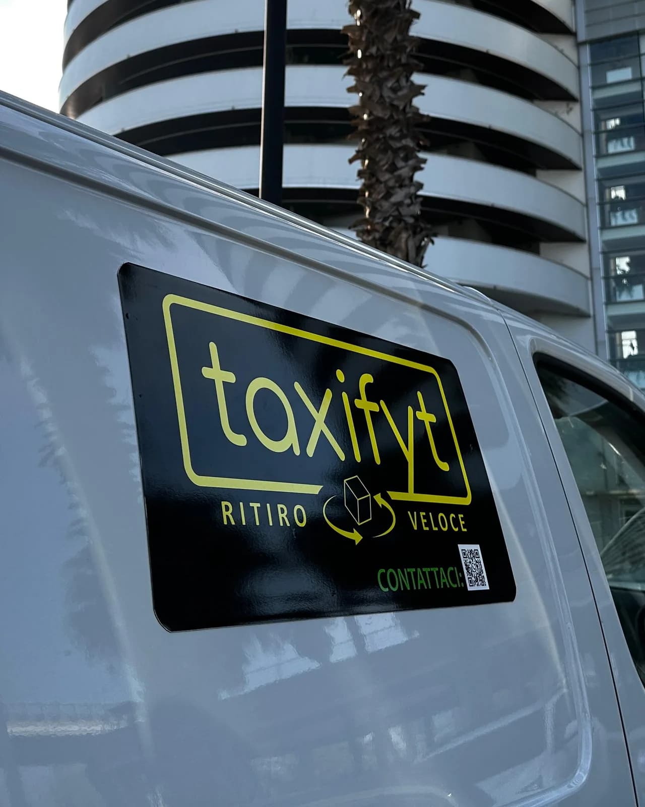 Furgone TaxiFyt in servizio, col logo sul fianco